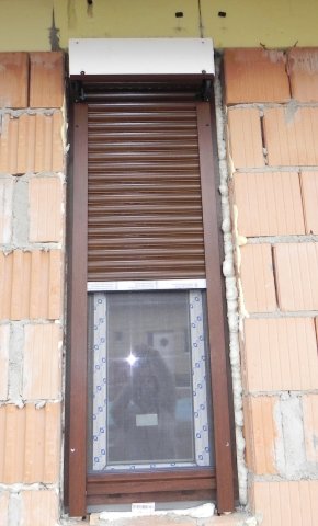 Redőny műanyag ablakkal, vakolható tokos színes redőny,