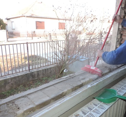 Előkészítés, kibontott régi fa ablak nyílásának tisztítása