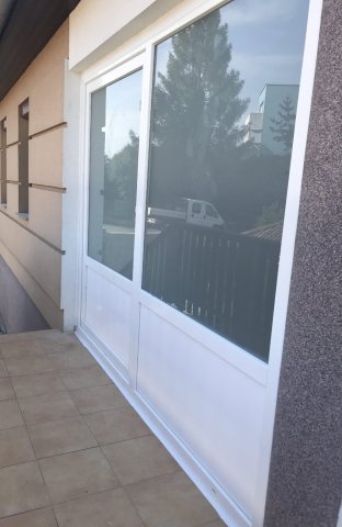 kívülről a Bukó-Toló Savmart üveges Aluplast Ideal 4000 profilból