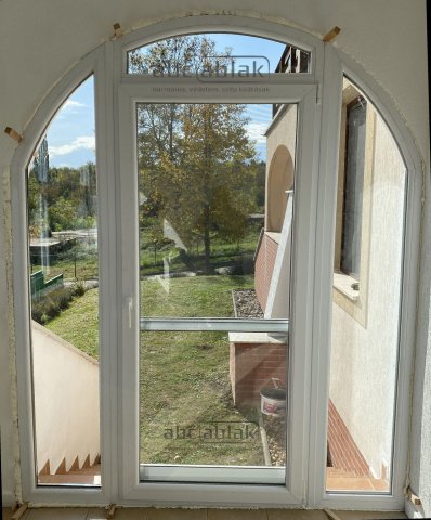 Íves műanyag terasz ajtó,