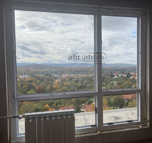 panel házban összesorolt ablak