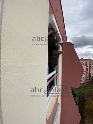panel ablakra redőny szerelése