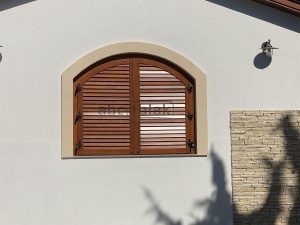 fa zsalugáteres ablak, fa zsalugáter, 3 rétegű üvegezés, borovi fenyő zsalugáter, mozgatható lamellás zsalugáter, eltolható zsalugáter ár, fa spaletta, fa zsalugáter gyártása, mozgatható lamellás zsalugáter gyártása,
