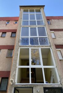 5173- aranytölgy színű ablak, dió színű ablak, mahagóni színű műanyag ablak, antracit színű ablak, fa hatású ablak, barna műanyag nyílászárók, fehér ablak, műanyag ablak színek, ablak csere,