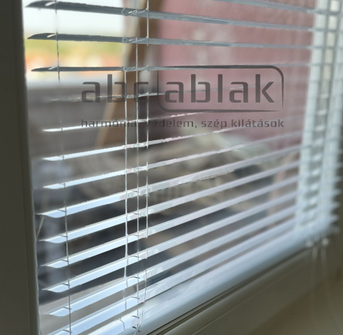 Fehér reluxa a belső árnyékoló